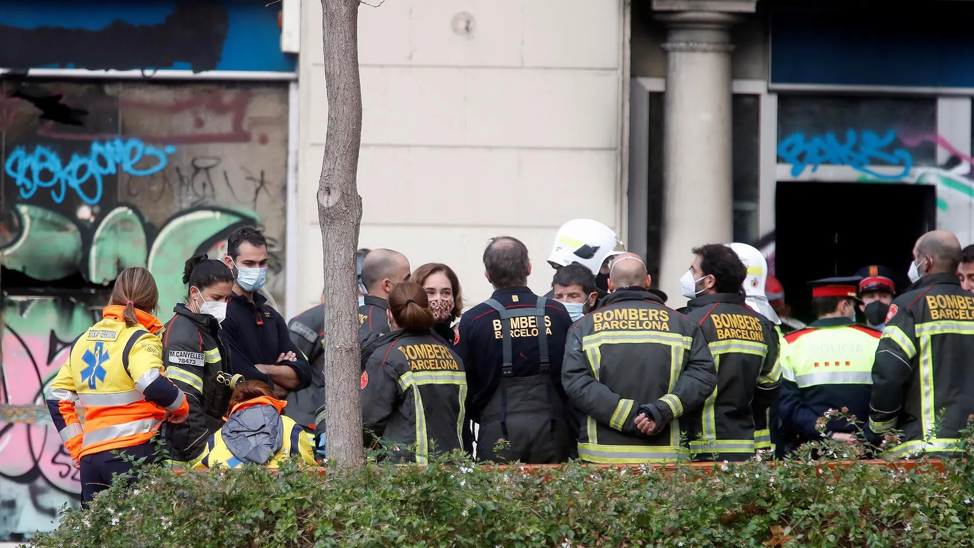 Ada Colau atiende a las explicaciones de los bomberos desplazados al lugar