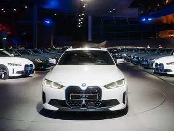 A la caza del Tesla Model 3: las entregas del BMW i4 empiezan tres meses antes de lo previsto A la caza del Tesla Model 3: las entregas del BMW i4 empiezan tres meses antes de lo previsto