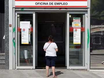 Una mujer aguarda a las puertas de una oficina de empleo en Madrid