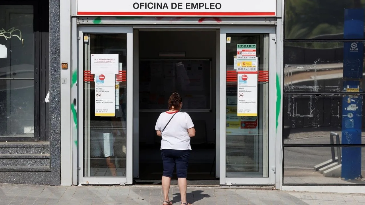 Una mujer aguarda a las puertas de una oficina de empleo en Madrid