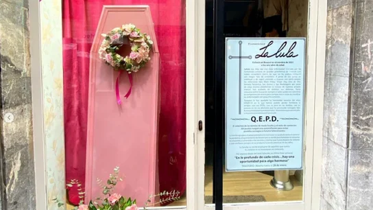 La impactante esquela de una tienda de barrio: "Nos deja tras una enfermedad marcada por las compras en internet" La impactante esquela de una tienda de barrio: "Nos deja tras una enfermedad marcada por las compras en internet"
