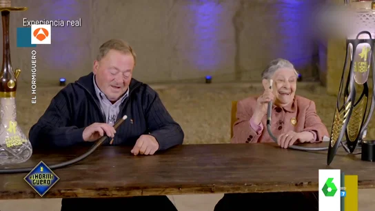 La cómica reacción de unos abuelos al probar platos originales como la sisha: "¡Está cojonudo!" La cómica reacción de unos abuelos al probar platos originales como la sisha: "¡Está cojonudo!"