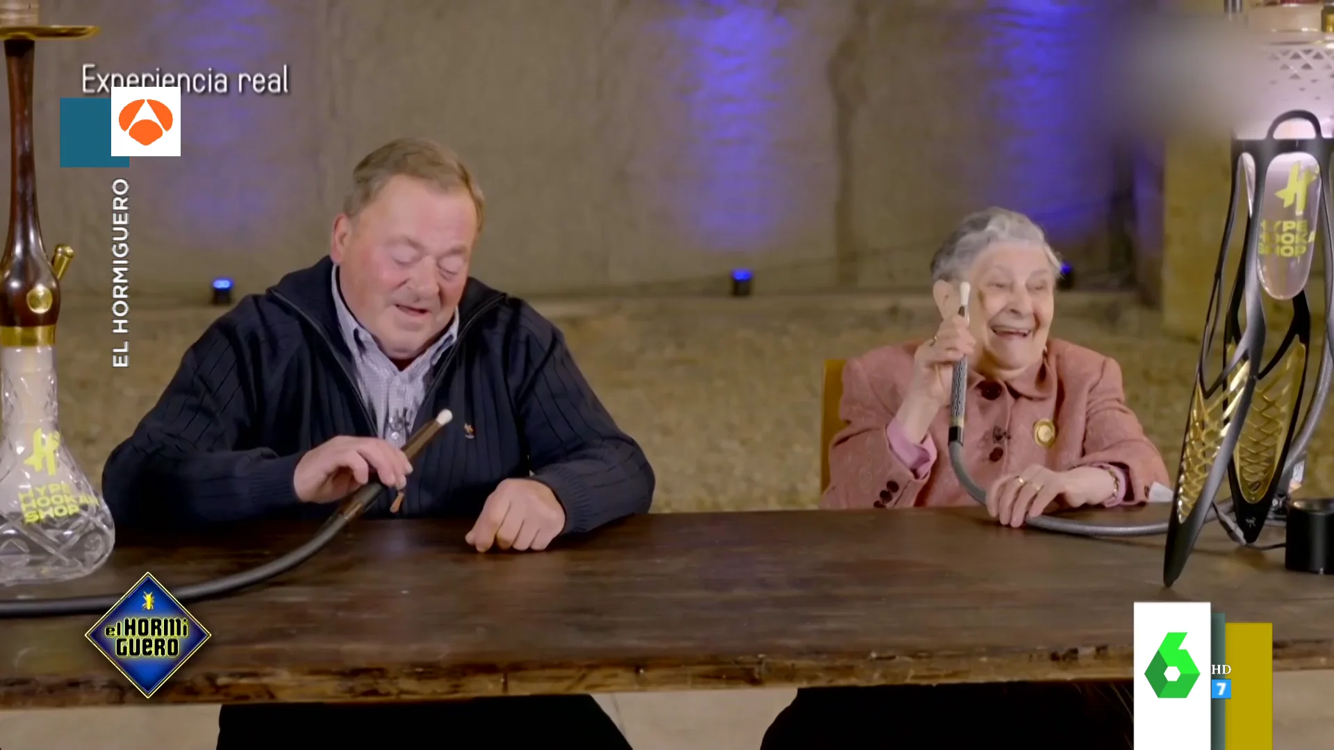 La cómica reacción de unos abuelos al probar platos originales como la sisha: "¡Está cojonudo!"