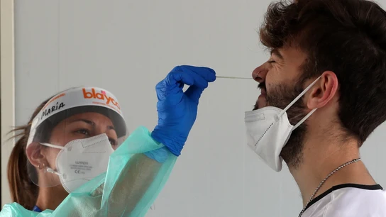 La médico que descubrió la variante ómicron llama a la calma: "Es prematuro el nivel de alarma" La médico que descubrió la variante ómicron llama a la calma: "Es prematuro el nivel de alarma"