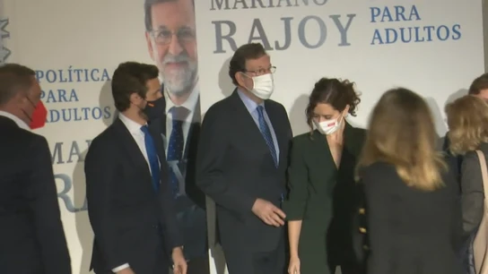 Los intentos (sin éxito) de Rajoy para que Díaz Ayuso y Casado posen juntos Los intentos (sin éxito) de Rajoy para que Díaz Ayuso y Casado posen juntos