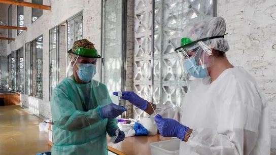 Sanitarios realizan pruebas PCR Sanitarios realizan pruebas PCR