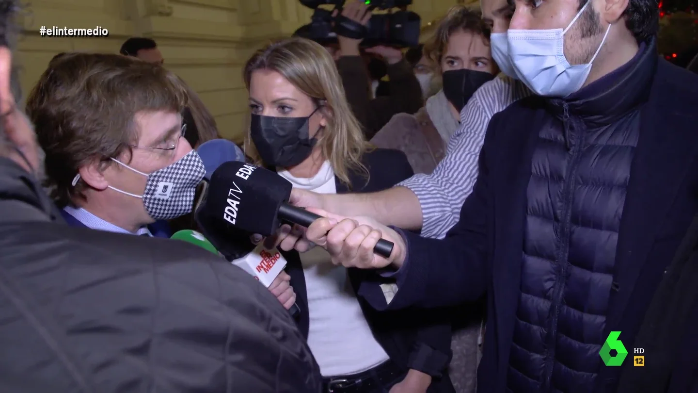 La cómica reacción de Almeida cuando Andrea Ropero le pregunta por la "cobra de Ayuso a Casado" La cómica reacción de Almeida cuando Andrea Ropero le pregunta por la "cobra de Ayuso a Casado"