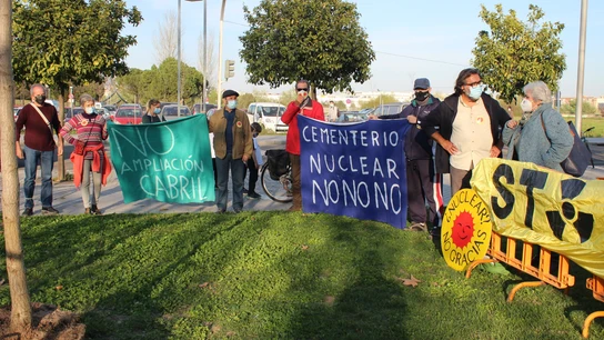 Las protestas ciudadanas continúan a día de hoy en contra de la ampliación de la capacidad de El Cabril, que tiene una vida tóxica conocida de 400 años. Las protestas ciudadanas continúan a día de hoy en contra de la ampliación de la capacidad de El Cabril, que tiene una vida tóxica conocida de 400 años.