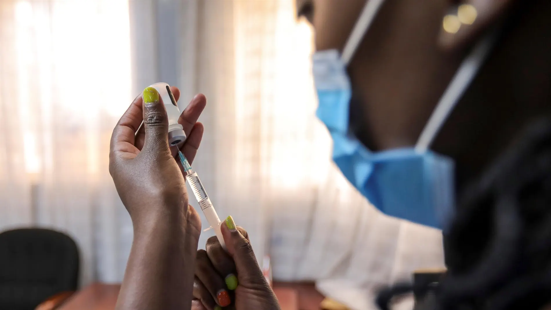 Personal médico prepara una vacuna contra el coronavirus en África
