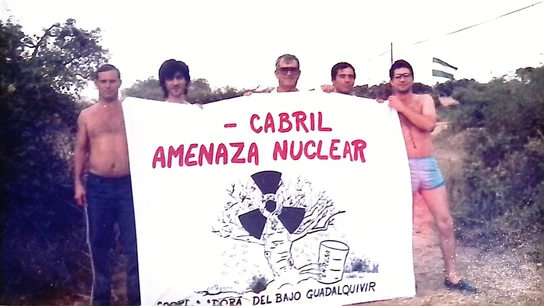 Pepe Larios y varios compañeros ecologistas protestan contra el cementerio nuclear de El Cabril. Pepe Larios y varios compañeros ecologistas protestan contra el cementerio nuclear de El Cabril.