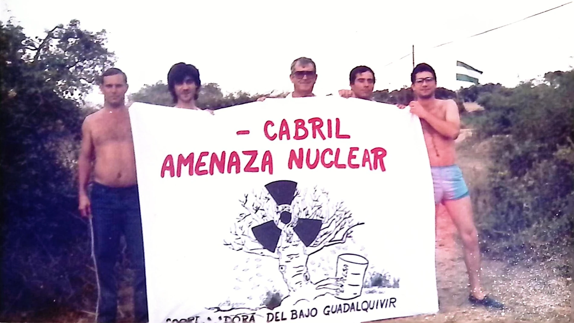 Pepe Larios y varios compañeros ecologistas protestan contra el cementerio nuclear de El Cabril.