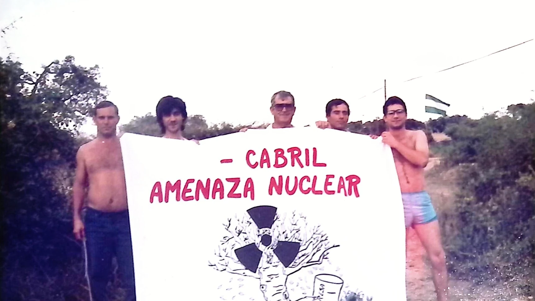 Pepe Larios y varios compañeros ecologistas protestan contra el cementerio nuclear de El Cabril.