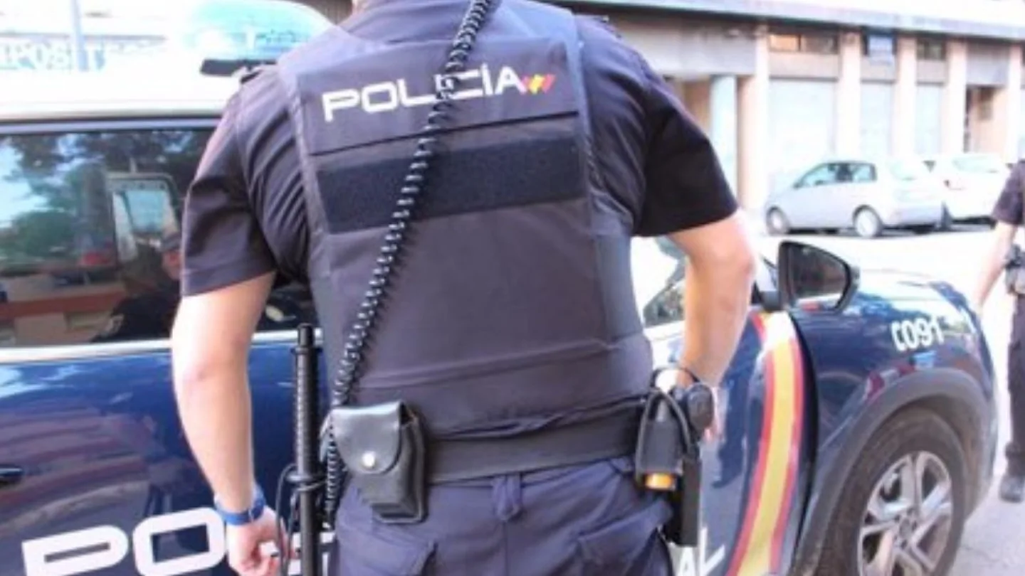 Un agente de la Policía Nacional Un agente de la Policía Nacional