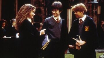 Los personajes Hermione Granger, Harry Potter y Ron Weasley en 'Harry Potter y la piedra filosofal'