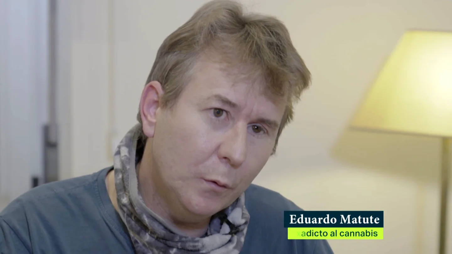 La espiral de autodestrucción de la adicción a la marihuana: tocar fondo con los brotes psicóticos La espiral de autodestrucción de la adicción a la marihuana: tocar fondo con los brotes psicóticos