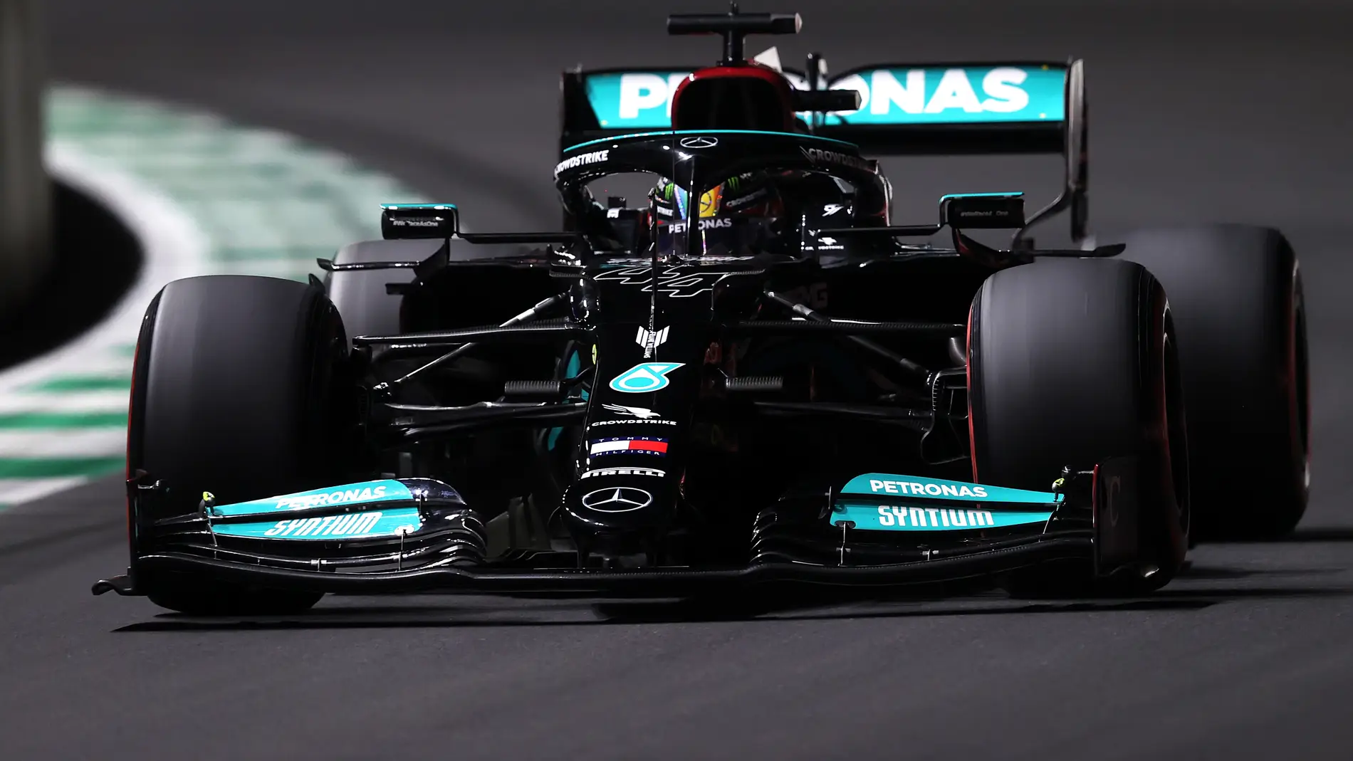 Lewis Hamilton manda en la primera jornada del GP de Arabia Saudí