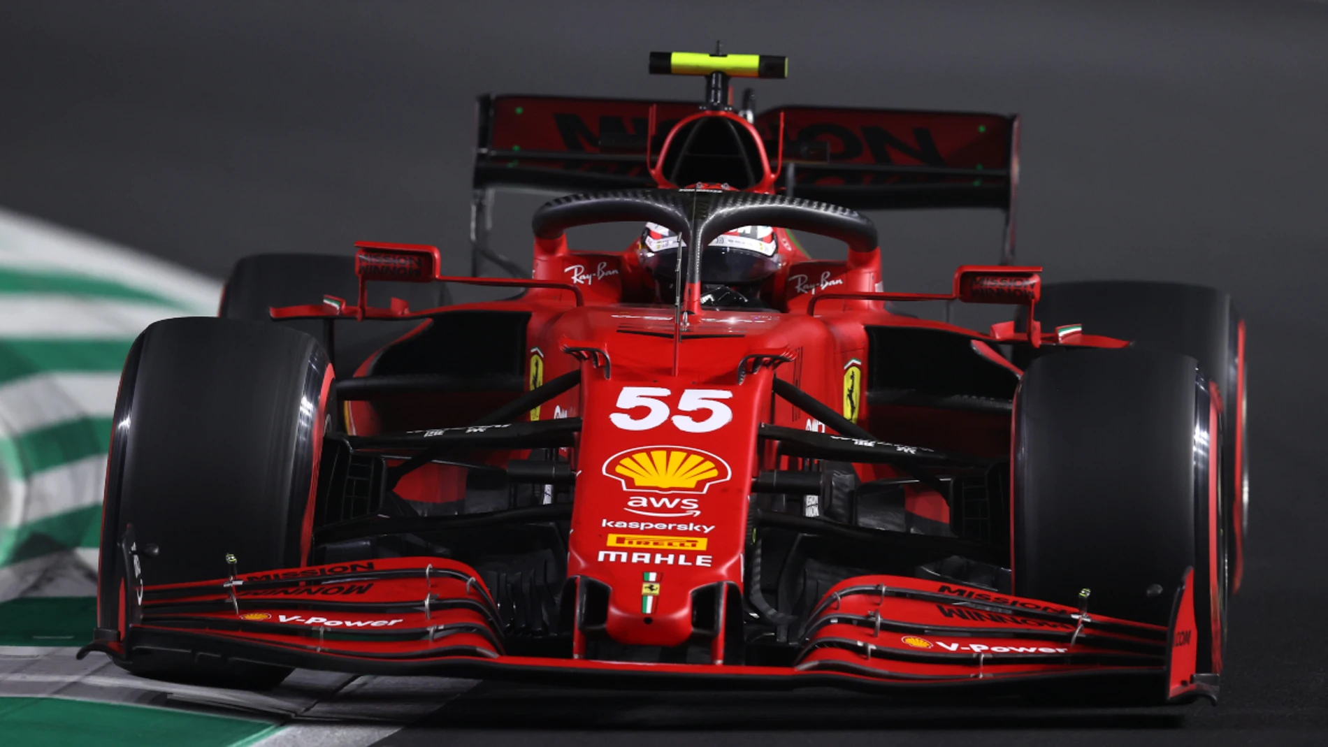 Carlos Sainz, con el Ferrari en Yeda