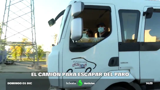 Imagen de un hombre haciendo prácticas en un camión Imagen de un hombre haciendo prácticas en un camión