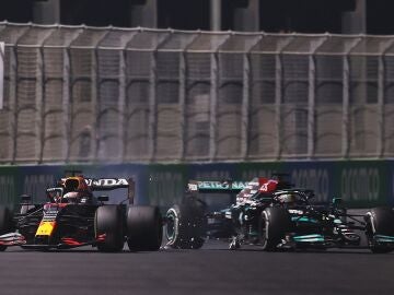 La colisión entre Verstappen y Hamilton en Jeddah