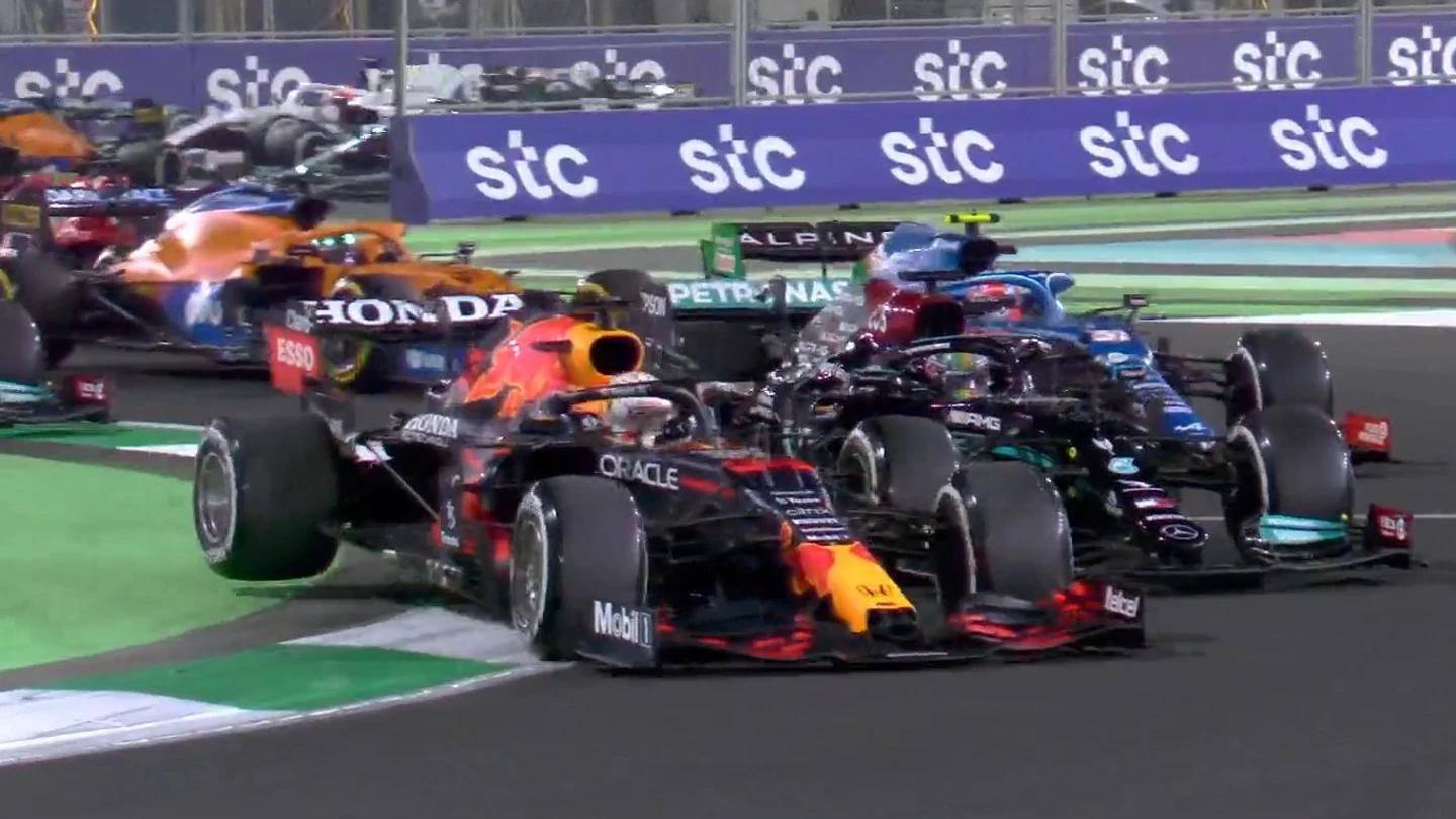 Verstappen adelanta a Hamilton por fuera en Yeda Verstappen adelanta a Hamilton por fuera en Yeda