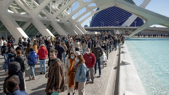 Largas colas en un punto de vacunación de Valencia Largas colas en un punto de vacunación de Valencia