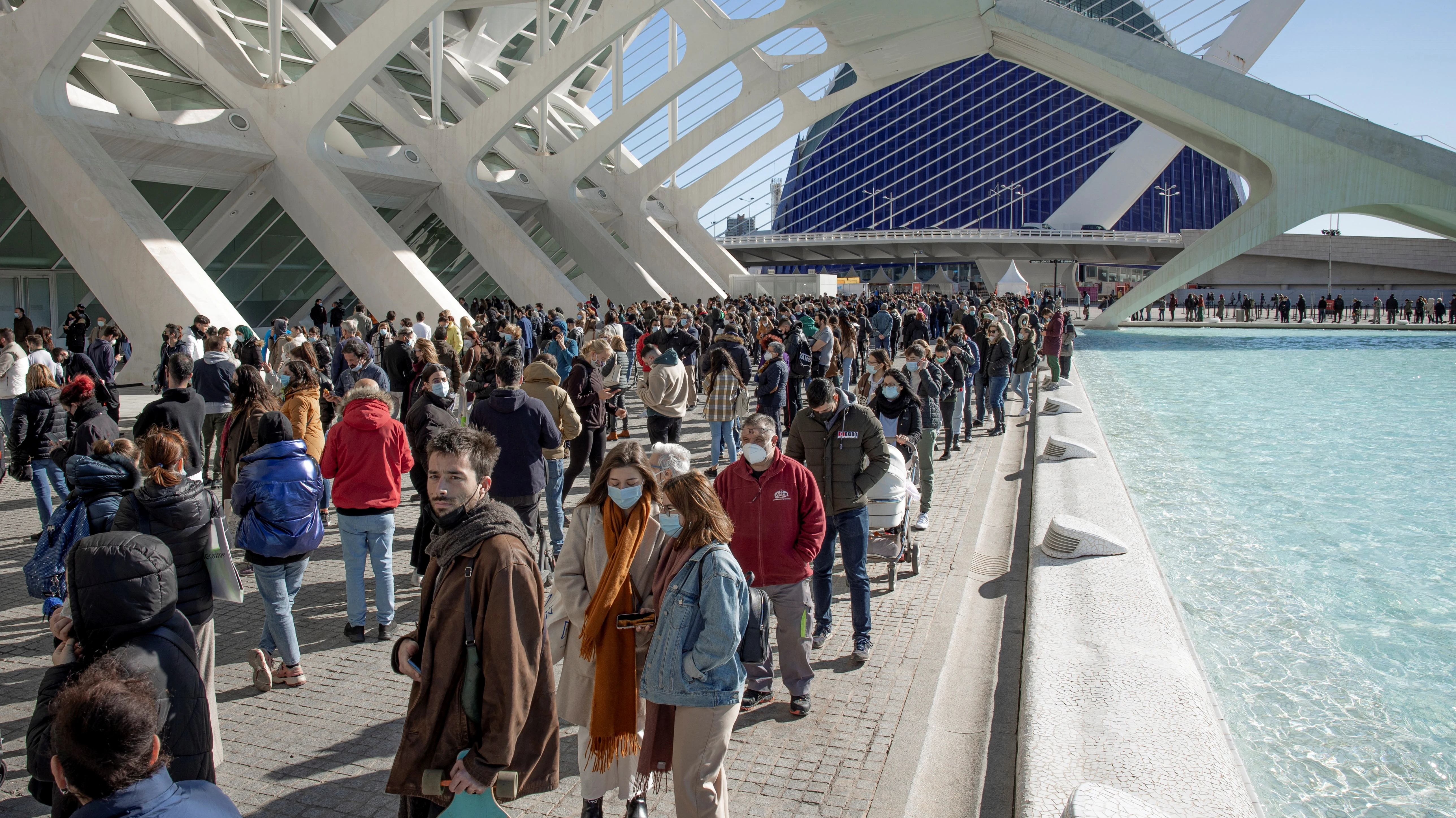 Largas colas en un punto de vacunación de Valencia