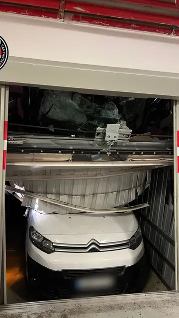 Imagen del vehículo aplastado en el ascensor Imagen del vehículo aplastado en el ascensor