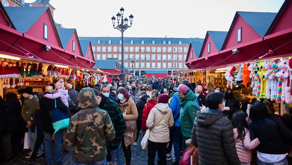 Viandantes en el mercado navideño de la Plaza Mayor de Madrid Viandantes en el mercado navideño de la Plaza Mayor de Madrid