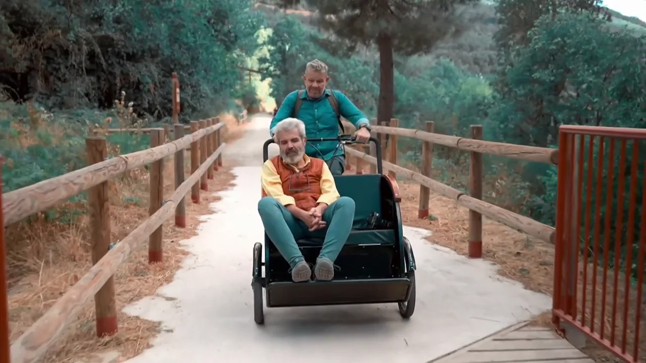 "Me siento Naomi Watts en El Velo Pintado": Alberto Chicote lleva a Lorenzo Caprile en bicicleta por La Vía Verde del Tren