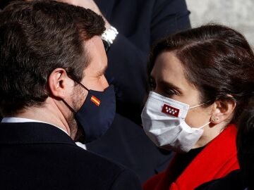 Saludo entre Isabel Díaz Ayuso y Pablo Casado en el acto de la Constitución