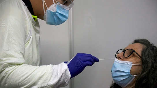 Personal sanitario realiza pruebas de diagnóstico para detectar el coronavirus Personal sanitario realiza pruebas de diagnóstico para detectar el coronavirus