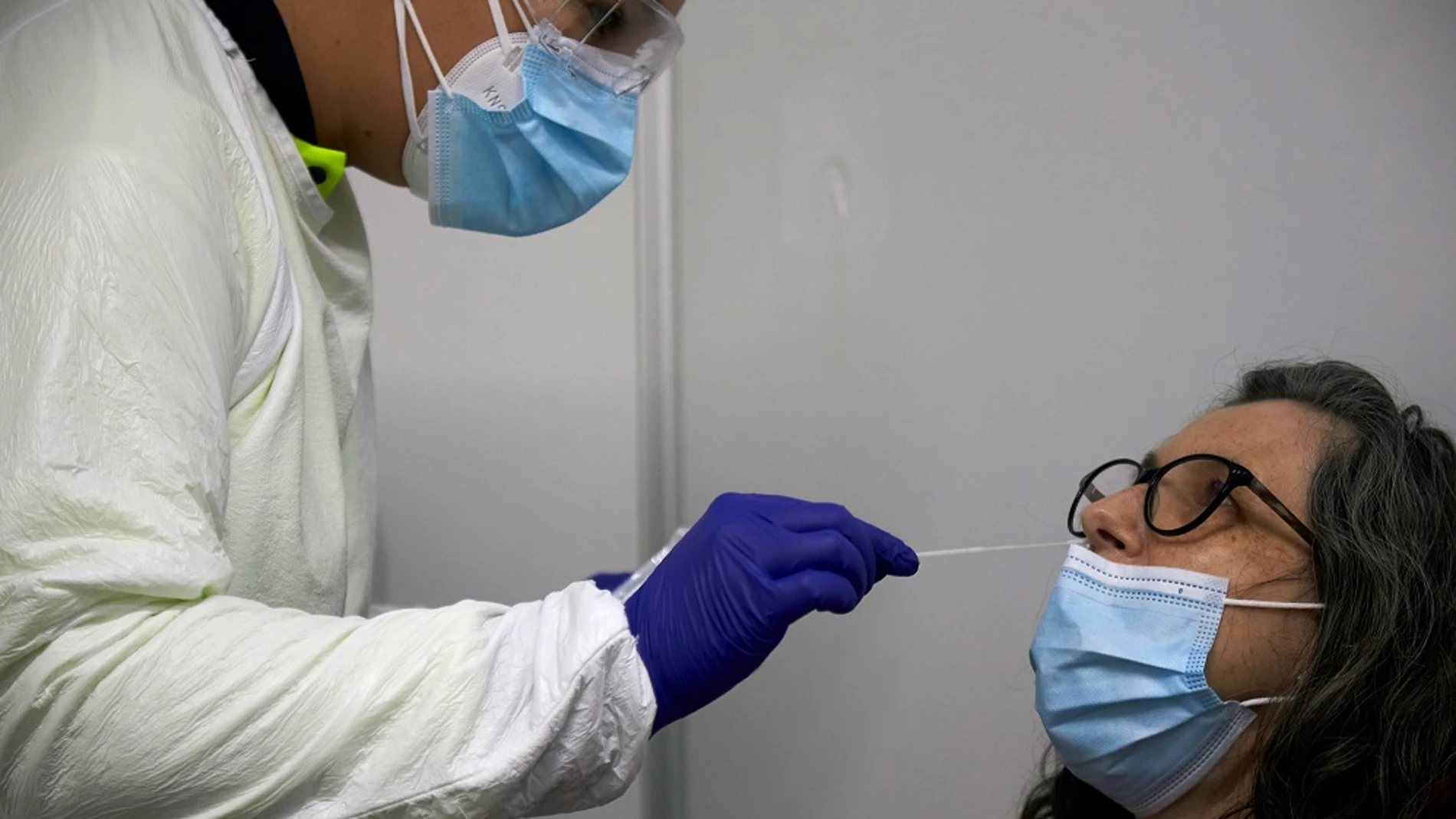Personal sanitario realiza pruebas de diagnóstico para detectar el coronavirus