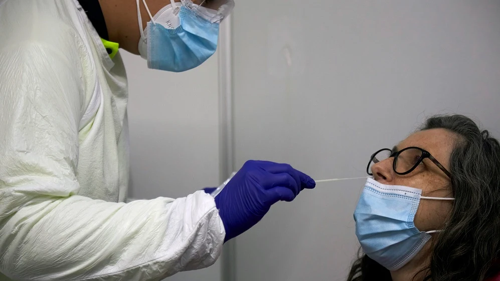 Personal sanitario realiza pruebas de diagnóstico para detectar el coronavirus