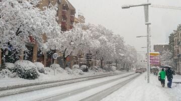 Vista de las calles nevadas de Zaragoza, este domingo