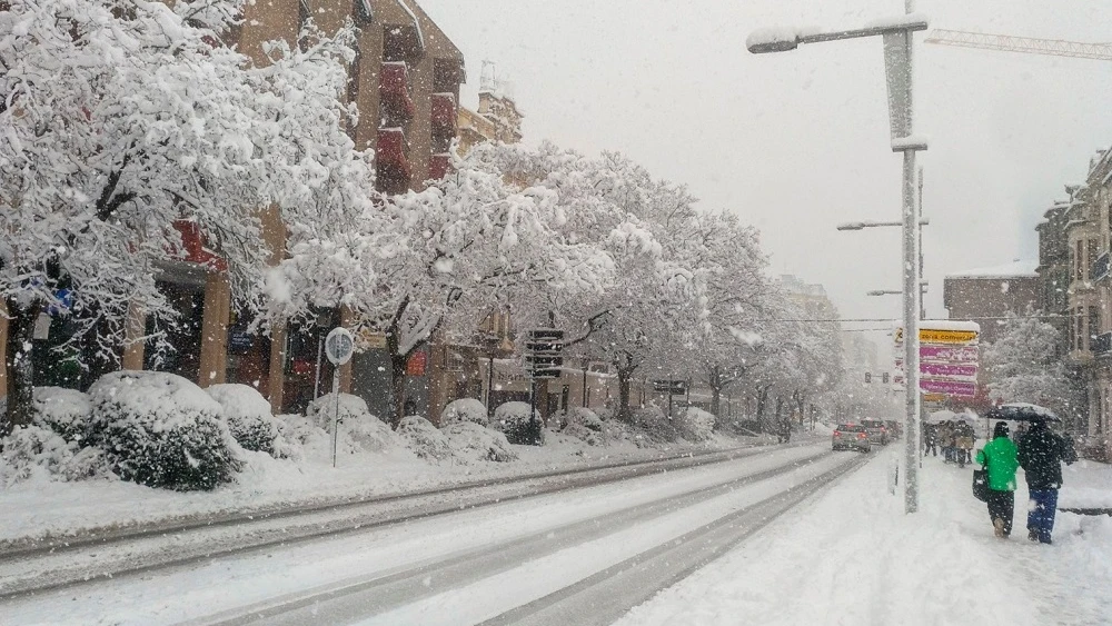 Vista de las calles nevadas de Zaragoza, este domingo