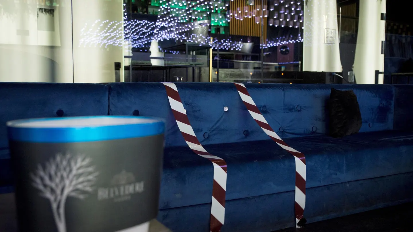 Señalización para respetar la distancia de seguridad en una discoteca Señalización para respetar la distancia de seguridad en una discoteca