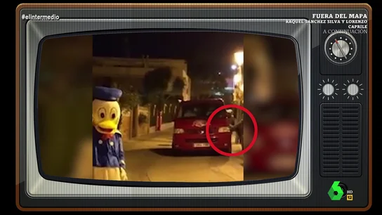 El perturbador detalle de un vídeo de una persona disfrazada del Pato Donald: "Detrás sale un hombre atado de pies y manos" El perturbador detalle de un vídeo de una persona disfrazada del Pato Donald: "Detrás sale un hombre atado de pies y manos"