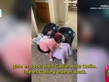 La tierna reacción de una niña al conocer a sus hermanos gemelos al llegar a casa del hospital 