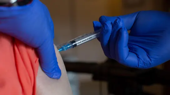 Imagen de archivo de una persona recibiendo la vacuna contra el coronavirus Imagen de archivo de una persona recibiendo la vacuna contra el coronavirus