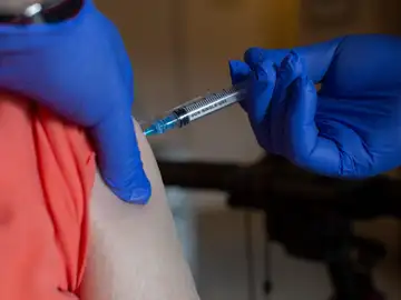 Imagen de archivo de una persona recibiendo la vacuna contra el coronavirus