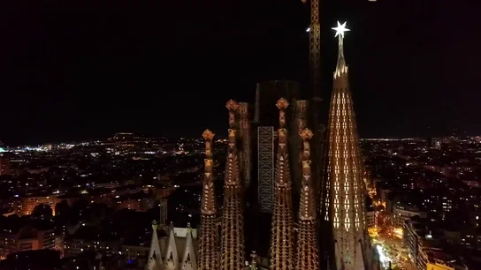 El momento en que la estrella de la Sagrada Familia se ilumina por primera vez El momento en que la estrella de la Sagrada Familia se ilumina por primera vez