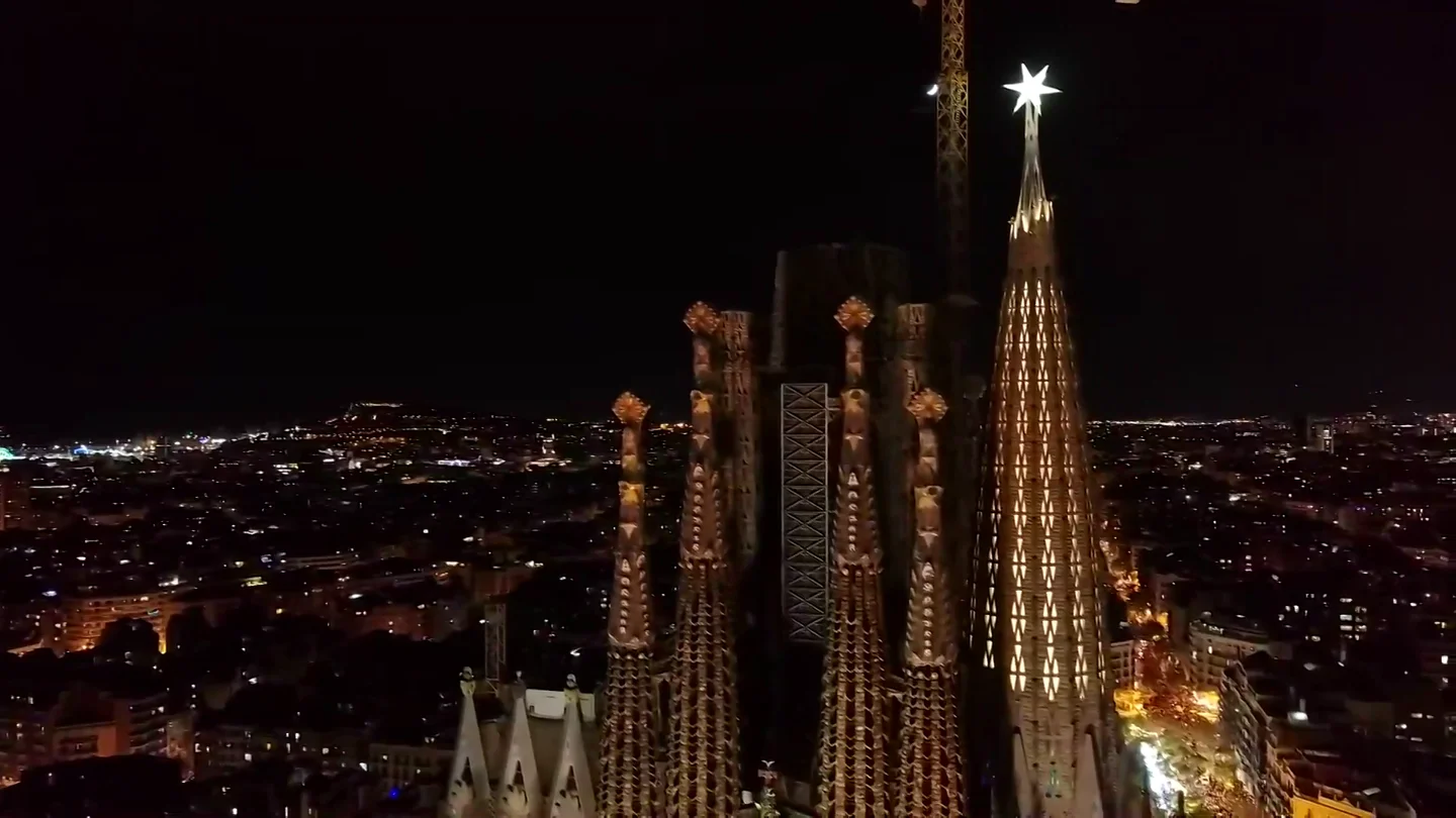 El momento en que la estrella de la Sagrada Familia se ilumina por primera vez El momento en que la estrella de la Sagrada Familia se ilumina por primera vez