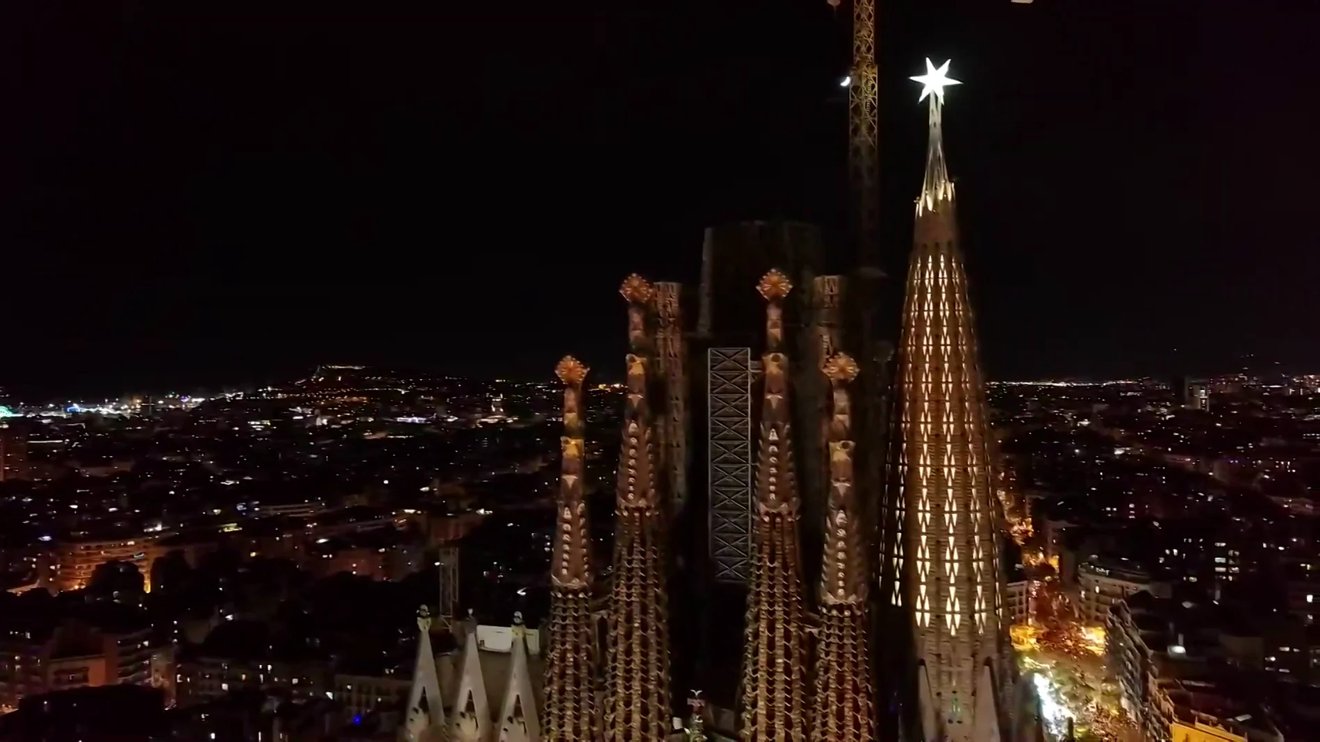 El momento en que la estrella de la Sagrada Familia se ilumina por primera vez