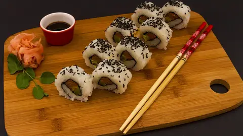 Fuente, palillos y cuenco para sushi, makis, nigiris... con salsa de soja Fuente, palillos y cuenco para sushi, makis, nigiris... con salsa de soja