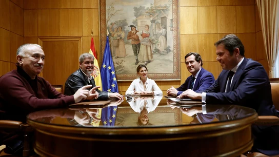 La ministra de Trabajo, Yolanda Díaz (c), durante una reunión con los dirigentes de las patronales La ministra de Trabajo, Yolanda Díaz (c), durante una reunión con los dirigentes de las patronales