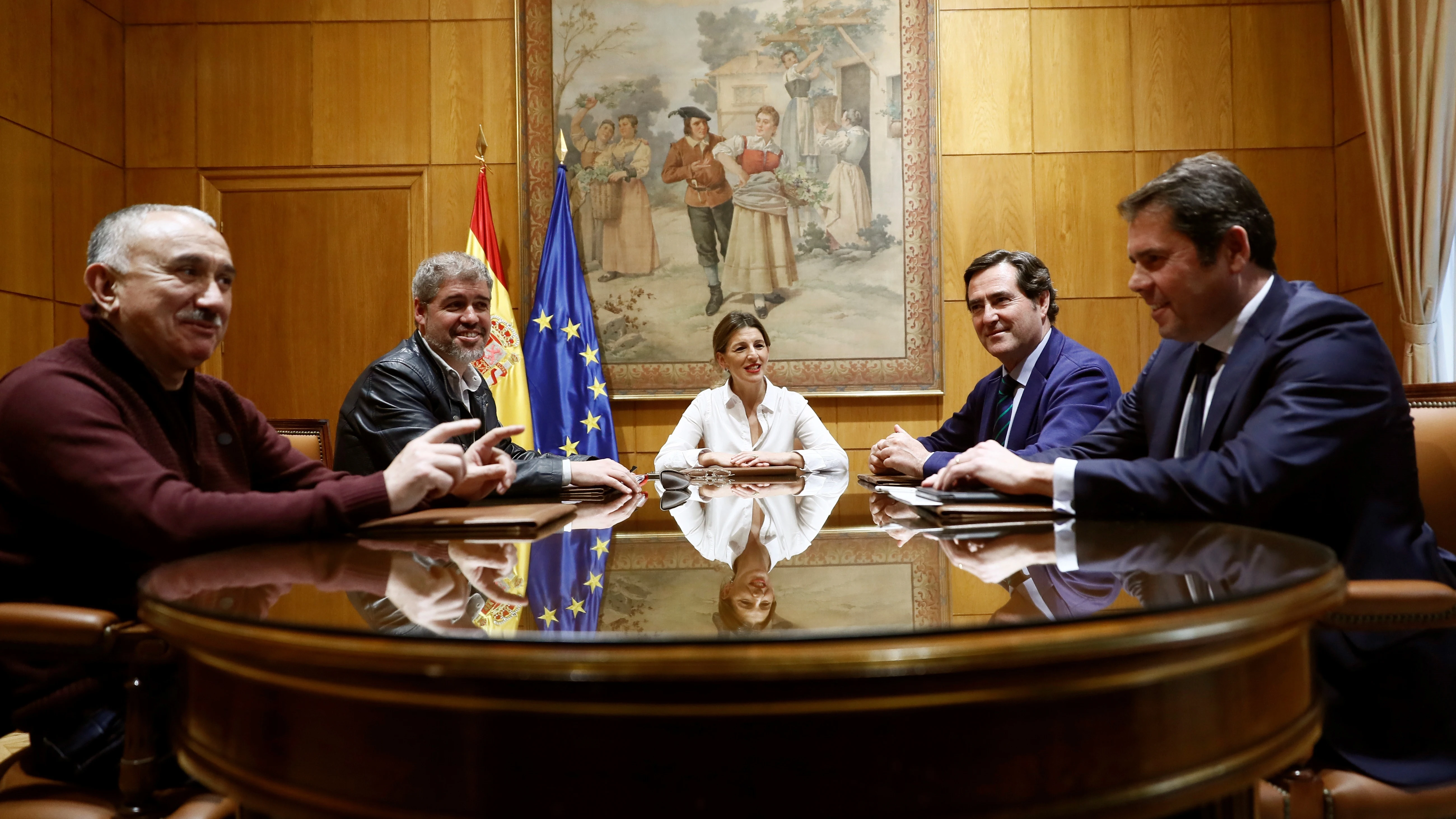 La ministra de Trabajo, Yolanda Díaz (c), durante una reunión con los dirigentes de las patronales