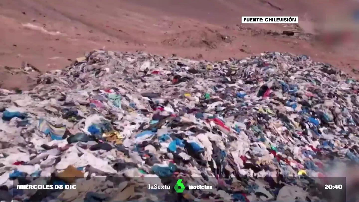El desierto de Atacama, convertido en un gran vertedero de ropa low cost sin vender El desierto de Atacama, convertido en un gran vertedero de ropa low cost sin vender