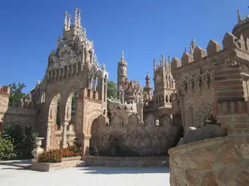 Descubre el pueblo de España donde se encuentra la iglesia más pequeña del planeta