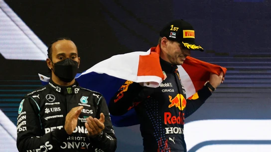 Max Verstappen se marcha sonriente del podio del GP de Abu Dabi ante un pensativo Hamilton Max Verstappen se marcha sonriente del podio del GP de Abu Dabi ante un pensativo Hamilton