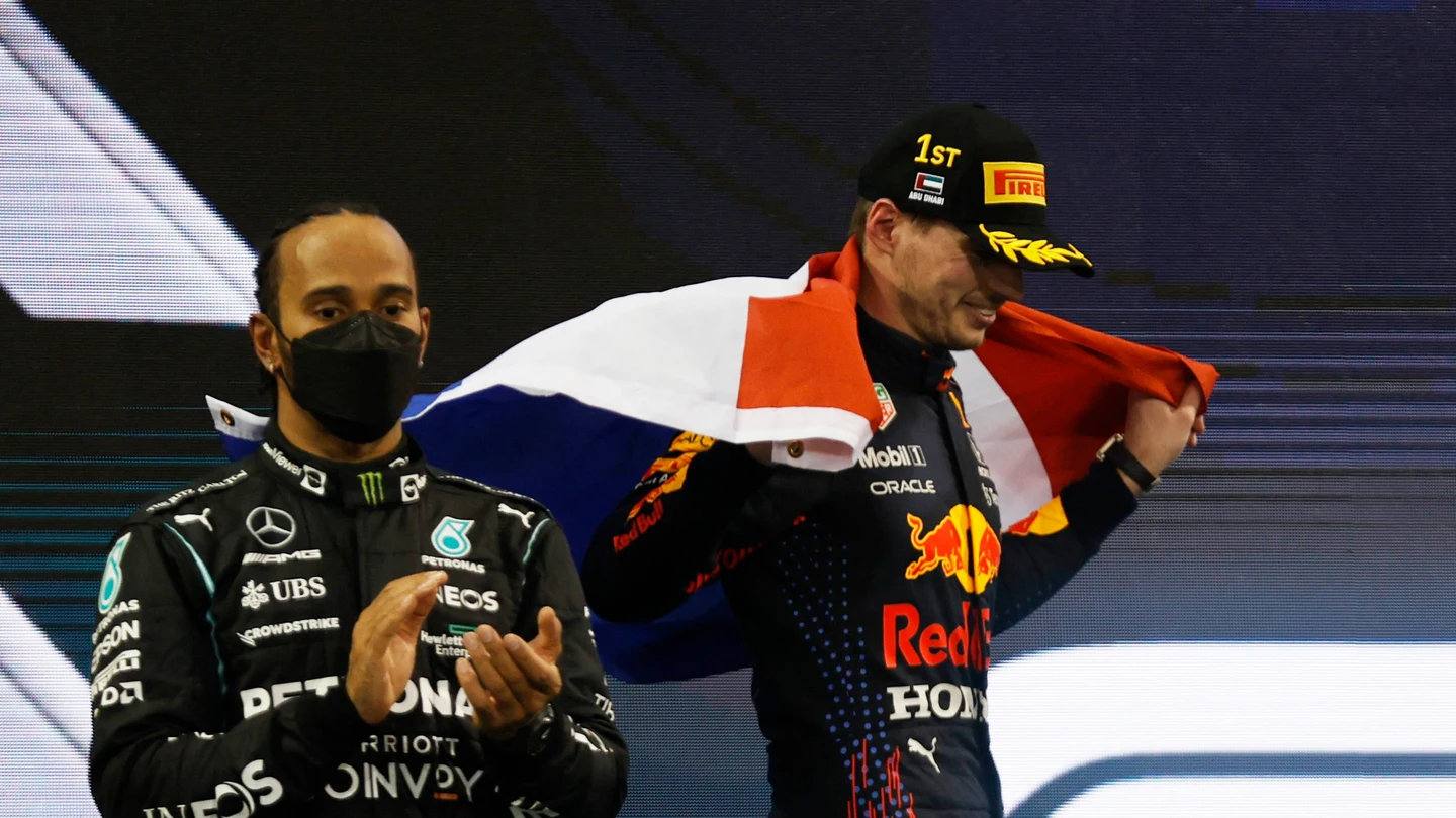 Max Verstappen se marcha sonriente del podio del GP de Abu Dabi ante un pensativo Hamilton Max Verstappen se marcha sonriente del podio del GP de Abu Dabi ante un pensativo Hamilton
